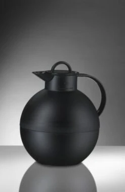 Alfi Isolierkanne Kugel, Kanne, Kaffeekanne, Drehverschluss, Pflegeleichter Kunststoff, Gefrostet, Schwarz, 0.94 Liter, 115020094 12 Alfi Isolierkanne Kugel, Kanne, Kaffeekanne, Drehverschluss, Pflegeleichter Kunststoff, Gefrostet, Schwarz, 0.94 Liter, 115020094 -Besteckladen 26f26b9e e857 4cbb ac26 84782415c821